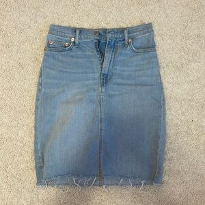 Gap knee-length denim skirt in light blue wash size 25